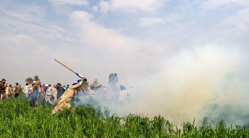 Prayers, smoke, anger and kites... know what happened at Shambhu Border?