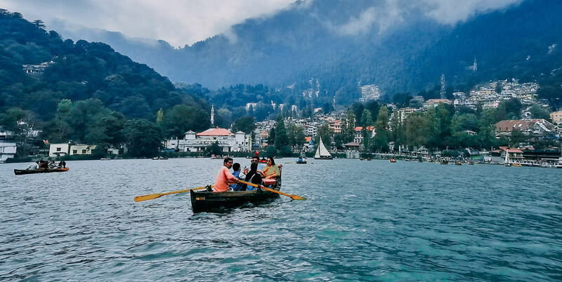 Tourists come in large numbers to see this lake of Uttarakhand, boating is the first choice of people; This is a specialty