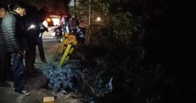 अनियंत्रित कार खाई में समाई, बड़ा हादसा टला