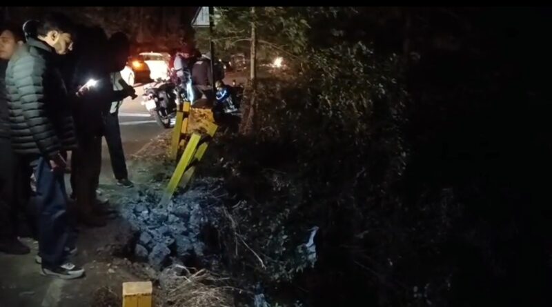 अनियंत्रित कार खाई में समाई, बड़ा हादसा टला