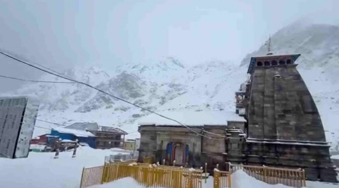 Snowfall: कपाट खुलने से पहले केदारनाथ धाम में हुई बर्फबारी, उत्तराखंड में आज तूफान और ओलावृष्टि की चेतावनी