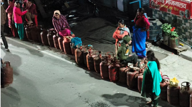 Tehri: घनसाली में गैस सिलिंडर के लिए आधी रात एजेंसी के बाहर उमड़ी भीड़, अफरातफरी के बीच प्रशासन ने लौटाया