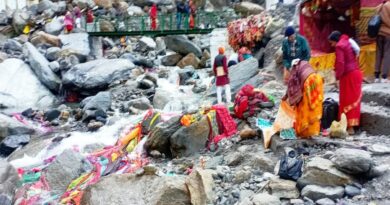 ये कैसी श्रद्धा? गंगोत्री के बाद यमुनोत्री में डाले जा रहे वस्त्र, उद्गम स्थल झेल रहे प्रदूषण का दंश