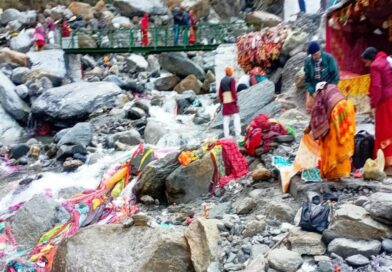ये कैसी श्रद्धा? गंगोत्री के बाद यमुनोत्री में डाले जा रहे वस्त्र, उद्गम स्थल झेल रहे प्रदूषण का दंश