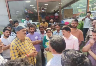 चमोली में आग बुझाते हुए चट्टान से गिरकर फायर वॉचर की मौत, लोगों का वन विभाग के खिलाफ फूटा गुस्सा