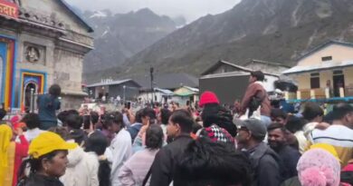 केदारनाथ धाम में कंधों में चढ़कर बनाई जा रही रील, BKTC और प्रशासन पर उठ रहे सवाल