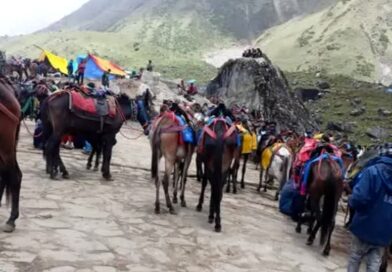 केदारनाथ यात्रा में ओवररेटिंग का बड़ा मामला उजागर, घोड़ा हॉकर्स पर पुलिस की सख्त कार्रवाई, लौटाए रुपए