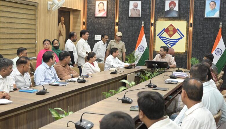 पदभार संभालते ही एक्शन में दिखे डीएम डॉ. आशीष चौहान, जन समस्याओं के त्वरित समाधान पर जोर