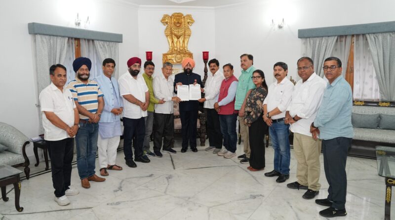 कांग्रेस नेताओं ने राज्यपाल से की मुलाकात, कानून व्यवस्था और इन मामलों को लेकर सौंपा ज्ञापन