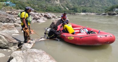 माता-पिता के आंखों के सामने गंगा में बहा बेटा, बदहवास हुए परिजन, तलाश जारी