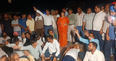 किच्छा में हाई-वोल्टेज ड्रामा: खान फार्म पर कब्जे को लेकर आमने-सामने सायरा वाड्रा और नसरीन सांगा, देर रात तक चला विधायक का धरना
