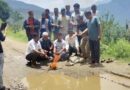 सात गांवों की जीवनरेखा बनी बदहाल, ग्रामीणों ने गड्ढों का पूजन कर जताया विरोध