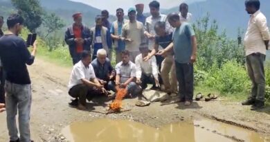 सात गांवों की जीवनरेखा बनी बदहाल, ग्रामीणों ने गड्ढों का पूजन कर जताया विरोध