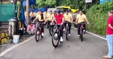 IAS प्रशिक्षुओं संग साइकिल पर निकले केंद्रीय मंत्री मनसुख मंडाविया, मसूरी की सड़कों से दिया फिट इंडिया का संदेश