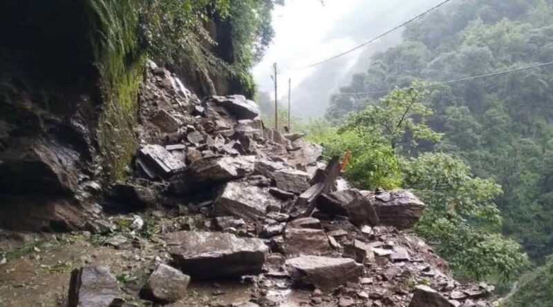 केदारनाथ यात्रा पर बारिश ने लगाया ब्रेक, पैदल मार्ग पर गिरा मलबा और बोल्डर, सभी यात्री सुरक्षित