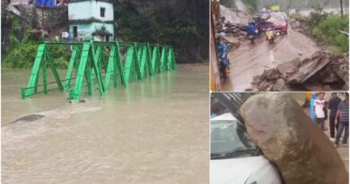 रुद्रप्रयाग में बारिश से आपदा जैसे हालात, खतरे के निशान के ऊपर नदियां, पुल डूबा, अगस्त्यमुनि में कार के ऊपर गिरा बोल्डर