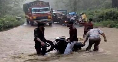 रामनगर में रिंगौड़ा उफनते नाले में युवकों ने दौड़ा दी बाइक, बाल-बाल बची जान, देखें वीडियो
