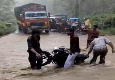 रामनगर में रिंगौड़ा उफनते नाले में युवकों ने दौड़ा दी बाइक, बाल-बाल बची जान, देखें वीडियो