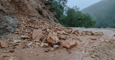 पिथौरागढ़ में बारिश का कहर, एक दर्जन सड़कें बंद, स्कूल पहुंच गए बच्चे, तब पता चला आज छुट्टी है