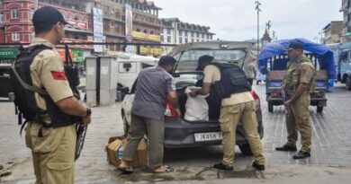 जम्मू-कश्मीर के बारामूला में आतंकियों के 2 मददगार पकड़े गए, हथियार और गोला-बारूद बरामद