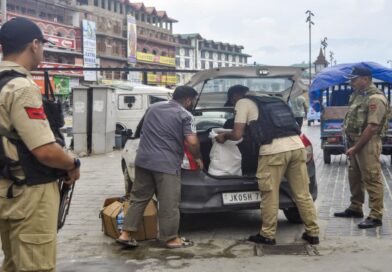 जम्मू-कश्मीर के बारामूला में आतंकियों के 2 मददगार पकड़े गए, हथियार और गोला-बारूद बरामद