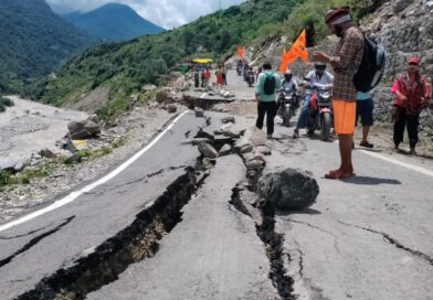 उत्तरकाशी: पापड़गाड़ में फिर धंसा गंगोत्री हाईवे, तेजी से चौड़ी होती गई दरार, क्यार्क गांव पर मंडराया खतरा