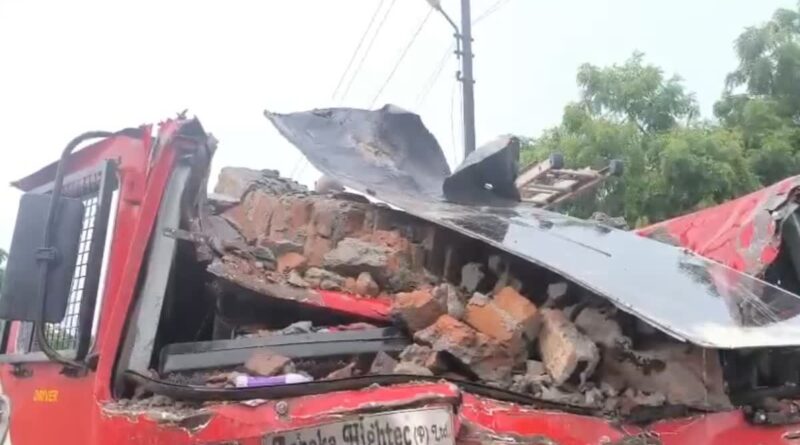 ग्रेटर नोएडा में चिप बनाने वाली कंपनी में लगी भीषण आग, दीवार गिरने से 2 फायरकर्मियों की मौत; 3 घायल