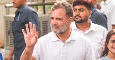 पैलेट गन पीड़ित को लेकर थाने पहुंचे राहुल गांधी