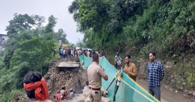 मसूरी-देहरादून मार्ग भूस्खलन से बाधित, वाहनों की लगी लंबी कतारें