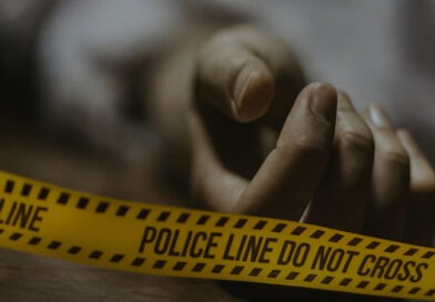 बेटे ने पड़ोसी को बताया मां सुबह से उठी नहीं है, पति बेरहमी से हत्या कर हुआ फरार, तलाश जारी