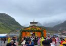धुंध की चादर में लिपटी केदारनगरी का मनमोहक नजारा, फूलों से सज रहा बाबा का दरबार