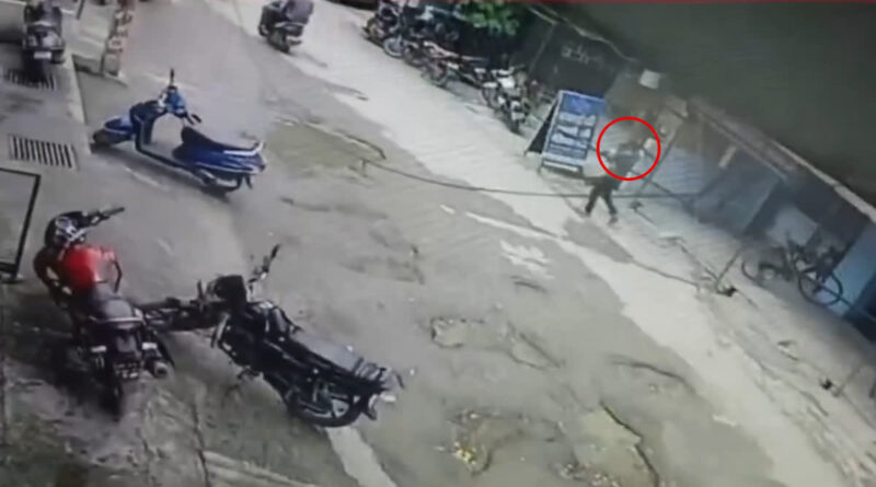 दादी के साथ खेल रही थीं 11 महीने की जुड़वां बच्चियां, एक अचानक हो गई गायब, जानें फिर क्या हुआ