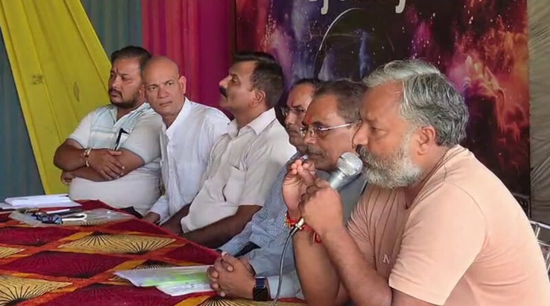 ऋषिकेश बापूग्राम वन भूमि विवाद: लोगों की सरकार को चेतावनी, ठोस पैरवी नहीं की तो चुनाव बहिष्कार