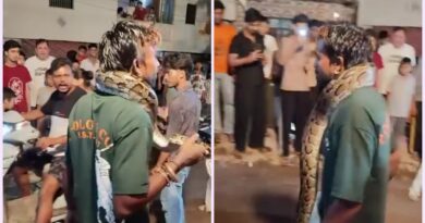 गले में अजगर डालकर सड़कों पर घूमा युवक, पोस्टमार्टम हाउस में घुसा तो मची अफरा-तफरी, जांच में जुटा वन विभाग