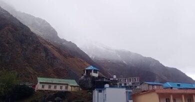 बदरीनाथ धाम की चोटियों पर बर्फबारी, श्रद्धालुओं के खिले चेहरे, निचले इलाकों में बढ़ी ठंड